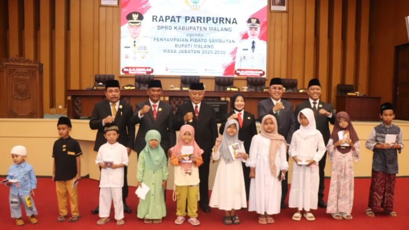 Ket foto. Berdiri dari arah  kiri ke kanan, Wakil Bupati Malang Lathifah Shohib, Bupati Malang H.M Sanusi bersama ketua dan Wakil Ketua DPRD kabupaten Malang
