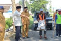 Ket foto. Bupati Pasuruan Rusdi Sutejo saat meninjau jalan yang sedang diperbaiki
