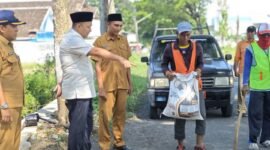 Ket foto. Bupati Pasuruan Rusdi Sutejo saat meninjau jalan yang sedang diperbaiki