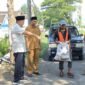 Ket foto. Bupati Pasuruan Rusdi Sutejo saat meninjau jalan yang sedang diperbaiki