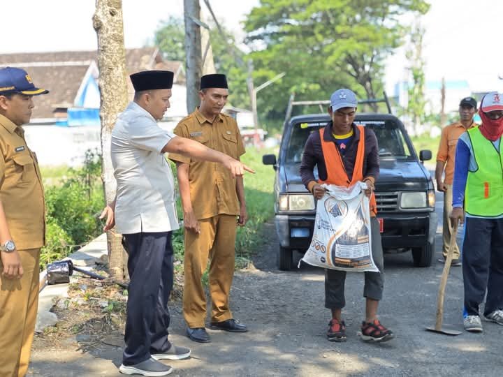 Ket foto. Bupati Pasuruan Rusdi Sutejo saat meninjau jalan yang sedang diperbaiki