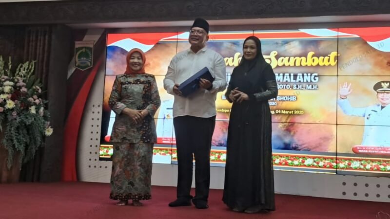 Pisah Sambut Wakil Bupati di Pendopo Agung Malang (04/02)  Wabup lama Didik Gatot Subroto  (tengah) ke Wabup baru Nyai Lathifah Shohib