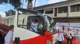 Keterangan: Bupati Malang Drs HM Sanusi saat melakukan uji coba Arm Roll Dump Truck CSR Bank Jatim di Pendopo Agung (istimewa)