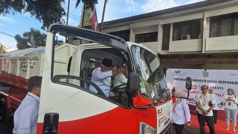 Keterangan: Bupati Malang Drs HM Sanusi saat melakukan uji coba Arm Roll Dump Truck CSR Bank Jatim di Pendopo Agung (istimewa)