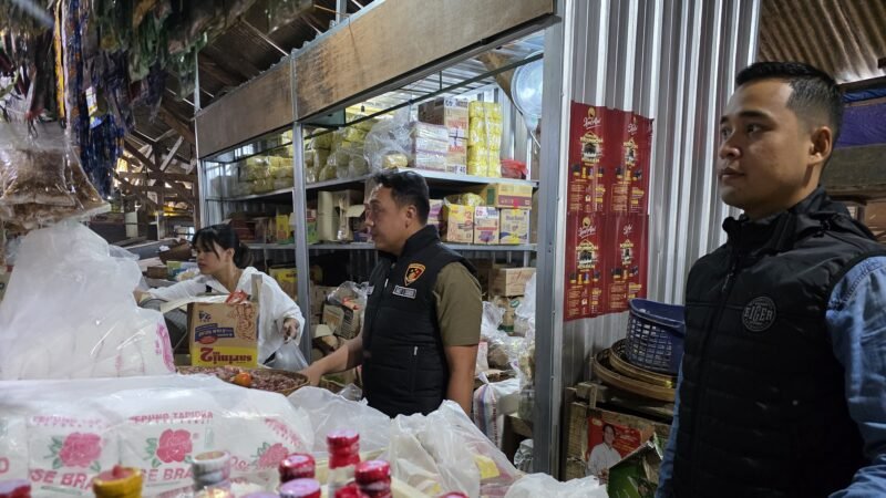 Satuan Tugas (Satgas) Pangan gabungan dari Satreskrim Polres Pasuruan dan Dinas Perindustrian dan Perdagangan (Disperindag) Kabupaten Pasuruan saat melakukan sidak pasar