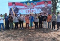 Kapolsek Sukorejo, AKP Marti, S.H., M.H., bersama Gapoktan Rukun Makmur saat penanaman jagung di Desa Karangsono, Kecamatan Sukorejo, Kabupaten Pasuruan