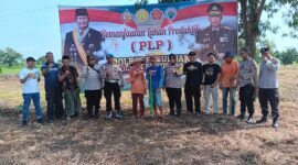 Kapolsek Sukorejo, AKP Marti, S.H., M.H., bersama Gapoktan Rukun Makmur saat penanaman jagung di Desa Karangsono, Kecamatan Sukorejo, Kabupaten Pasuruan
