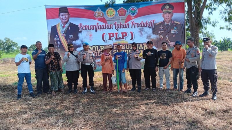 Kapolsek Sukorejo, AKP Marti, S.H., M.H., bersama Gapoktan Rukun Makmur saat penanaman jagung di Desa Karangsono, Kecamatan Sukorejo, Kabupaten Pasuruan