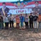 Kapolsek Sukorejo, AKP Marti, S.H., M.H., bersama Gapoktan Rukun Makmur saat penanaman jagung di Desa Karangsono, Kecamatan Sukorejo, Kabupaten Pasuruan