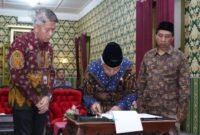 Bupati Malang HM Sanusi tandatangani Perjanjian Kerja Sama Optimalisasi Pemungutan Pajak Pusat dan Pajak Daerah (PKS OP4D) Tahap VI yang berlangsung secara daring di Ruang T Pringgitan, Pendopo Agung Malang, Rabu (12/3/2025) pagi. (Doc. Prokopim)