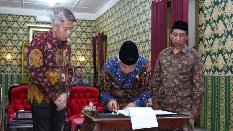 Bupati Malang HM Sanusi tandatangani Perjanjian Kerja Sama Optimalisasi Pemungutan Pajak Pusat dan Pajak Daerah (PKS OP4D) Tahap VI yang berlangsung secara daring di Ruang T Pringgitan, Pendopo Agung Malang, Rabu (12/3/2025) pagi. (Doc. Prokopim)