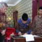 Bupati Malang HM Sanusi tandatangani Perjanjian Kerja Sama Optimalisasi Pemungutan Pajak Pusat dan Pajak Daerah (PKS OP4D) Tahap VI yang berlangsung secara daring di Ruang T Pringgitan, Pendopo Agung Malang, Rabu (12/3/2025) pagi. (Doc. Prokopim)