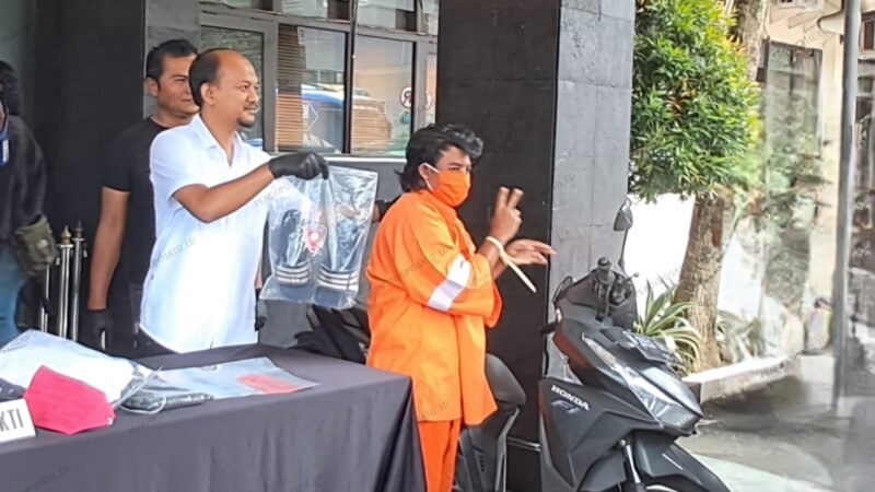 DS (29) terduga pelaku Curanmor di Toko Kosmetik Sukun  saat press rilis di Mapolresta Malang Kota