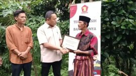 Wakil Ketua DPRD Kabupaten Malang dari Gerindra Alayk Mubarrok saat menyerahkan bantuan program Gerindra Care (19/03)