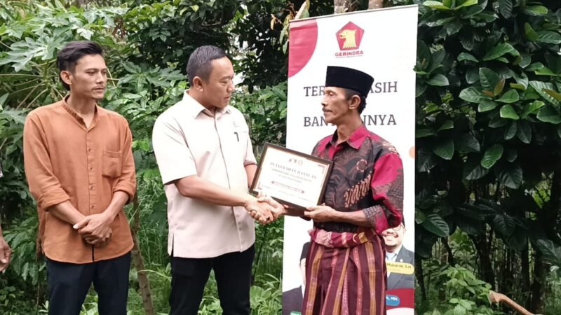 Wakil Ketua DPRD Kabupaten Malang dari Gerindra Alayk Mubarrok saat menyerahkan bantuan program Gerindra Care (19/03)