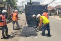 Proses pemeliharaan rutin jalan Kecamatan Kepanjen menuju Pagak sepanjang 5 Km
