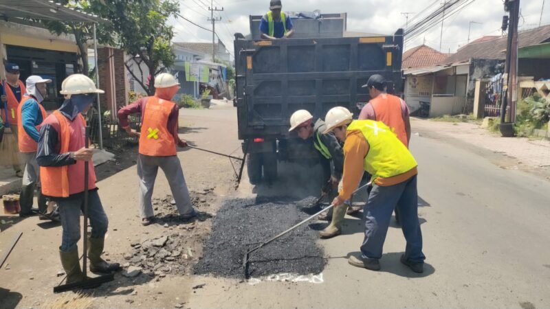 Proses pemeliharaan rutin jalan Kecamatan Kepanjen menuju Pagak sepanjang 5 Km