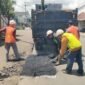 Proses pemeliharaan rutin jalan Kecamatan Kepanjen menuju Pagak sepanjang 5 Km