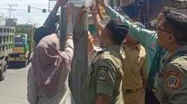 Tim gabungan Organisasi Perangkat Daerah (OPD) Kabupaten Blitar saat sidak penempelan stiker peringatan (25/03)