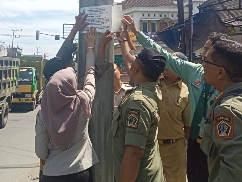 Tim gabungan Organisasi Perangkat Daerah (OPD) Kabupaten Blitar saat sidak penempelan stiker peringatan (25/03)