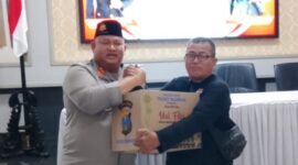 Kapolres Pasuruan, AKBP Jazuli Dani Irawan saat menyerahkan tali asih kepada perwakilan media
