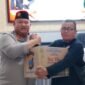 Kapolres Pasuruan, AKBP Jazuli Dani Irawan saat menyerahkan tali asih kepada perwakilan media