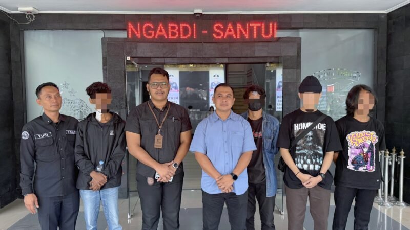 Keterangan: Lembaga Bantuan Hukum (LBH) Pos Malang saat di Mapolresta Malang Kota