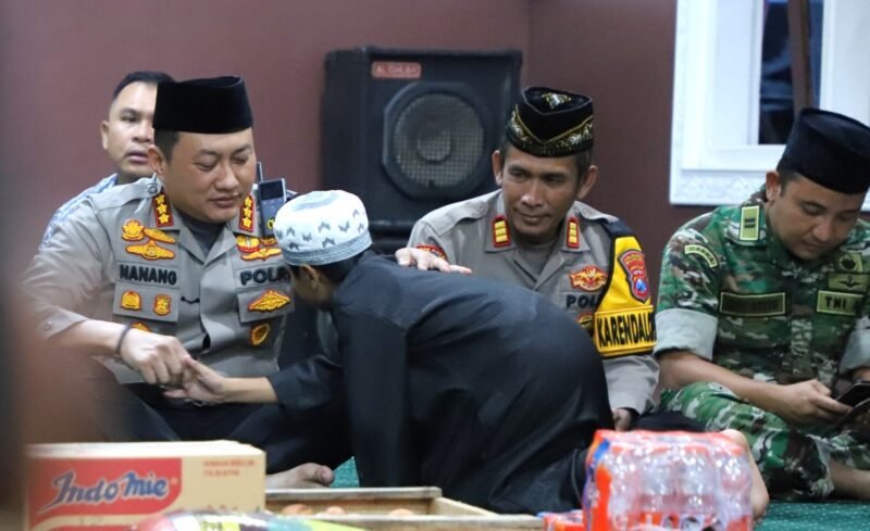 Kapolresta Malang Kota Kombes Pol Nanang Haryono bersama Komandan Kodim 0833 Kota Malang, Letkol (Arm) Aris Gunawan 