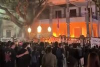 Keterangan: Demonstrasi menolak UU TNI di depan  Gedung DPRD Kota Malang (23/03)