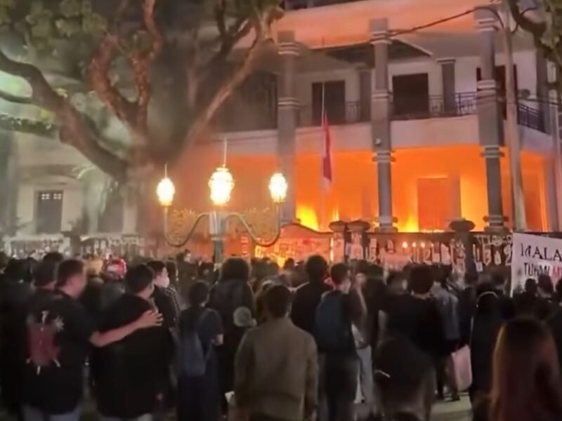 Keterangan: Demonstrasi menolak UU TNI di depan  Gedung DPRD Kota Malang (23/03)