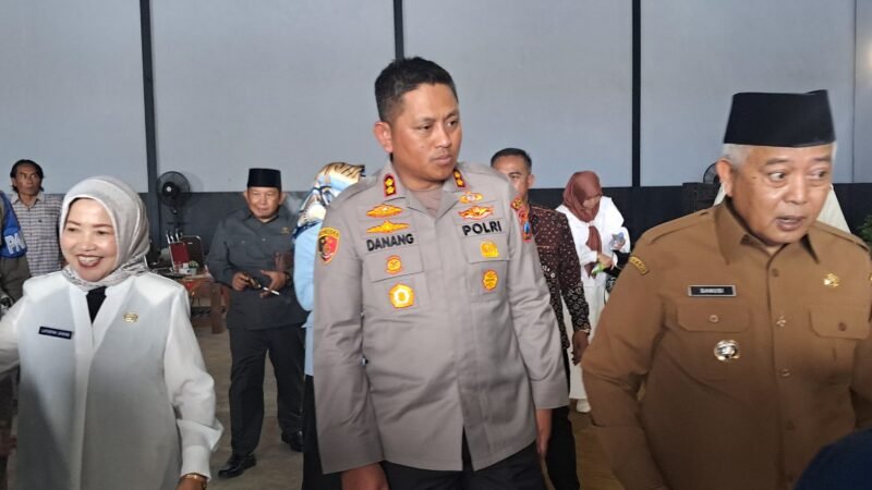 Bupati Malang Sanusi (kanan), Kapolres Malang, Wabup Malang Lathifah Shohib (kiri) saal halal bihalal di Kecamatan Tumpang (21/04)