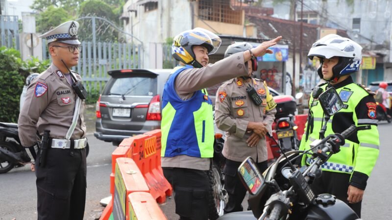 Keterangan: Kapolresta Malang Kota, Kombes Pol Nanang Haryono saat monitoring jalur balik pemudik (dok Humas)