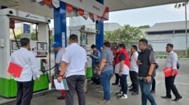 Tim Gabungan yang terdiri dari Unit Tipidter Satreskrim Polres Malang, Disperindag Kabupaten Malang, UPTD Metrologi Legal, Pertamina, serta perwakilan Hiswana Migas saat melakukan pengecekan di SPBU Patal Lawang (09/04).

Keterangan: dok u-hmsresma