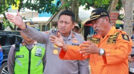 Kapolres Malang, AKBP Danang Setiyo P.S., terjun langsung memimpin upaya pencarian korba terbawa ombak Pantai Balekambang (10/04) dok u-hmsresma