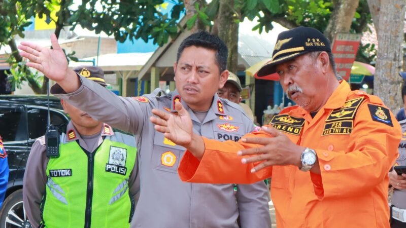 Kapolres Malang, AKBP Danang Setiyo P.S., terjun langsung memimpin upaya pencarian korba terbawa ombak Pantai Balekambang (10/04) dok u-hmsresma