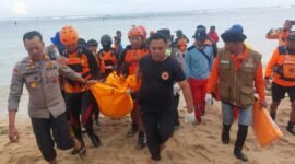 Keterangan: Proses evakuasi korban tenggelam di pantai selatan oleh Tim SAR Gabungan (11/04). dok U-hmsresma