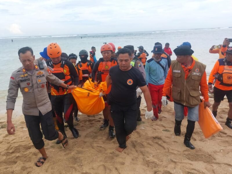 Keterangan: Proses evakuasi korban tenggelam di pantai selatan oleh Tim SAR Gabungan (11/04). dok U-hmsresma