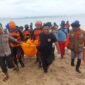 Keterangan: Proses evakuasi korban tenggelam di pantai selatan oleh Tim SAR Gabungan (11/04). dok U-hmsresma