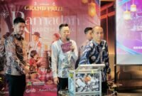 Sugito Adhi, Cluster General Manager Grand Mercure Malang Mirama dan Mercure Surabaya Grand Mirama saat melakukan pengundian. (11/04)