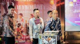 Sugito Adhi, Cluster General Manager Grand Mercure Malang Mirama dan Mercure Surabaya Grand Mirama saat melakukan pengundian. (11/04)