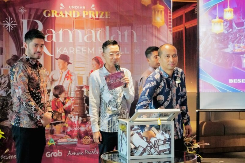 Sugito Adhi, Cluster General Manager Grand Mercure Malang Mirama dan Mercure Surabaya Grand Mirama saat melakukan pengundian. (11/04)