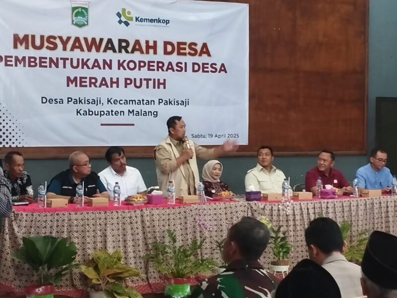 Keterangan: Sesmen Koperasi RI Ahmad Zabadi di dampingi Wabup Lathifah Shohib
