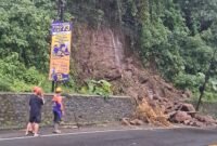 Keterangan : tanah longsor di Gampeng Jalan Raya Gatot Subroto, Madyorenggo, Talok kecamatan Turen Kabupaten Malang. (09/04)
