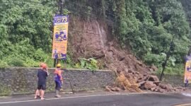 Keterangan : tanah longsor di Gampeng Jalan Raya Gatot Subroto, Madyorenggo, Talok kecamatan Turen Kabupaten Malang. (09/04)