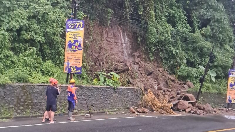 Keterangan : tanah longsor di Gampeng Jalan Raya Gatot Subroto, Madyorenggo, Talok kecamatan Turen Kabupaten Malang. (09/04)