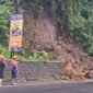 Keterangan : tanah longsor di Gampeng Jalan Raya Gatot Subroto, Madyorenggo, Talok kecamatan Turen Kabupaten Malang. (09/04)