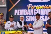 Gubenur Jatim Khofifah Indar Parawansa didampingi Bupati Malang (kiri), dan Kades Klampok (kanan)