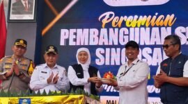 Gubenur Jatim Khofifah Indar Parawansa didampingi Bupati Malang (kiri), dan Kades Klampok (kanan)