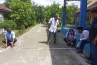 Kepala Desa Oro-Oro Ombo Wetan, Amin Tohari dilokasi pekerjaan (dul/pendoposatu.id)