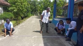 Kepala Desa Oro-Oro Ombo Wetan, Amin Tohari dilokasi pekerjaan (dul/pendoposatu.id)
